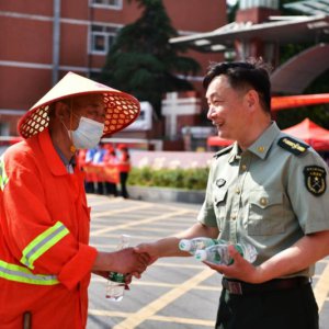 助力高考，阜城環(huán)衛(wèi)工人在行動